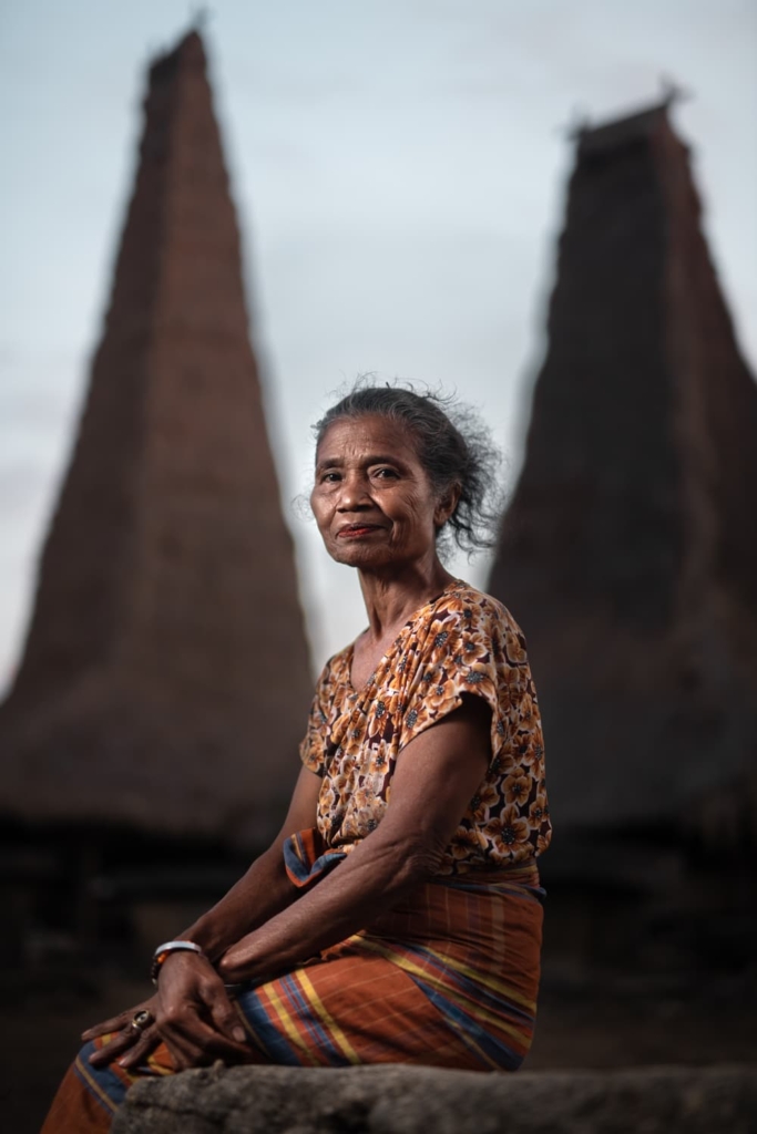 CapKaroso-Sumbanese-lady-seated-roof-background