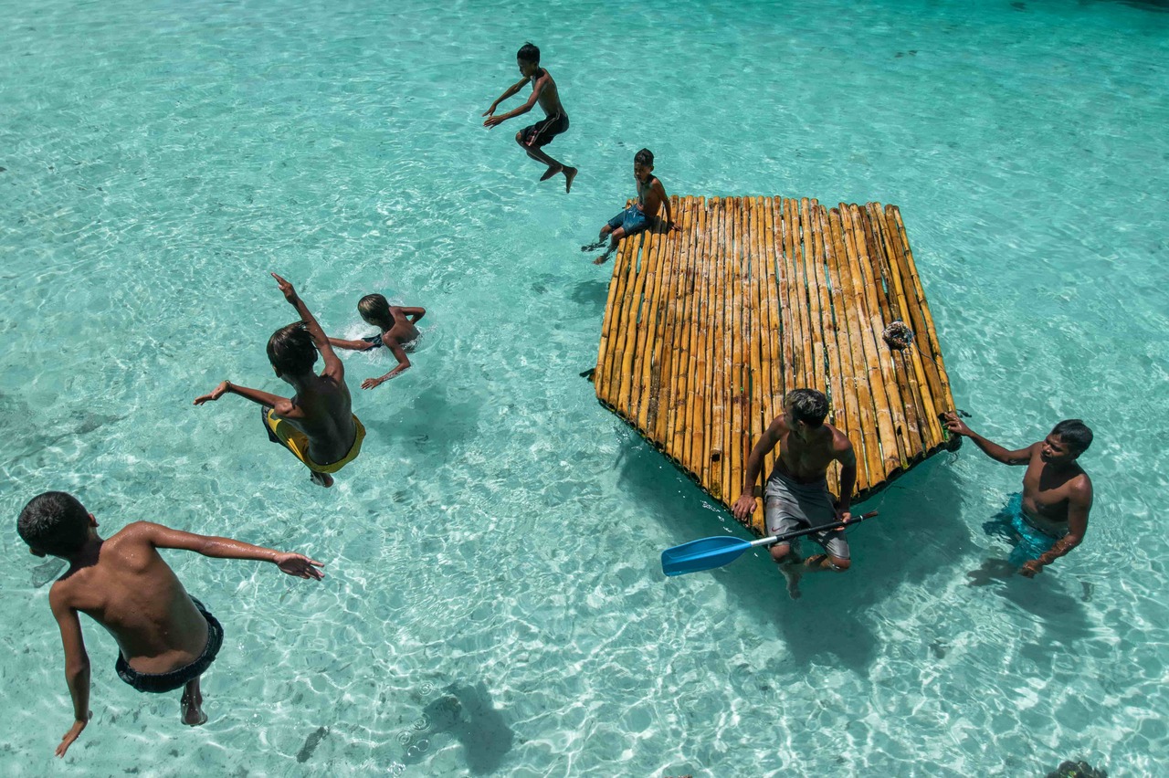 Children playing in Weekuri lake